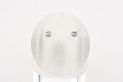 œuf plaqué argent orné de clous en diamant, posé sur un socle transparent