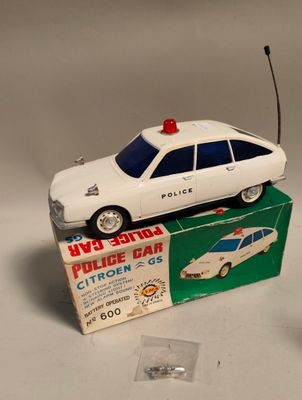 une voiture jouet posée sur une boîte