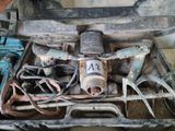 une boîte à outils contenant des outils, posée sur le sol