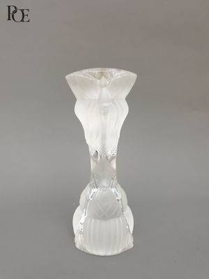 un vase en verre posé sur une table