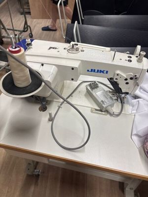 une machine à coudre posée sur une table