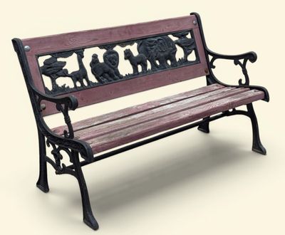 un banc en bois avec une structure métallique et des sculptures
