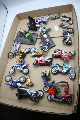 une boîte en carton contenant tout un tas de motos miniatures