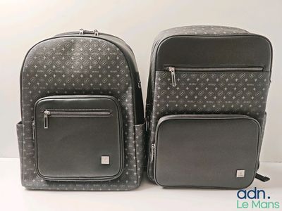 deux bagages posés l'un à côté de l'autre sur une table
