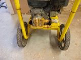 un petit chariot jaune équipé d'un petit moteur