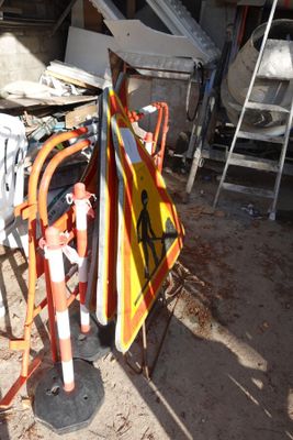 un tas de matériel de chantier entreposé dans un garage