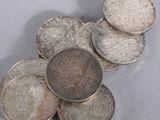 une pile de pièces de monnaie posée sur une table