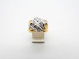 une bague en or blanc et or jaune sertie de diamants taille baguette