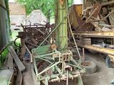 un gros tas de vieilles machines dans un garage