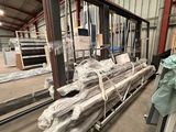 un gros tas de bois entreposé dans un entrepôt