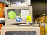Des boîtes de conserve sont empilées les unes sur les autres sur une étagère