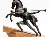statue en bronze représentant un homme à cheval, muni d'un arc et de flèches