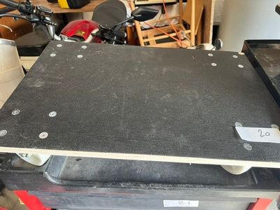 une photo d'une table posée sur une moto