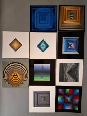 une photo d'un mur sur lequel sont accrochées plusieurs photos