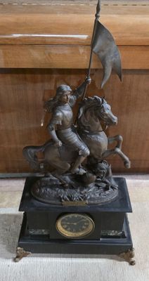 une statue représentant un homme à cheval tenant un drapeau