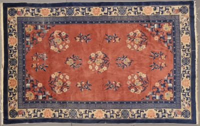 un tapis oriental orange et bleu orné de fleurs