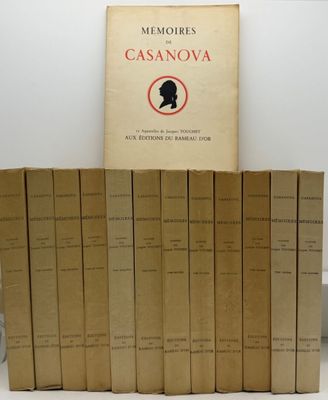 plusieurs livres sont empilés sur une table