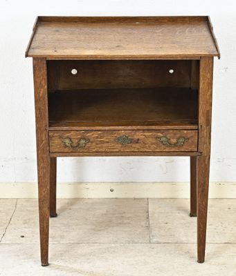 une vieille table en bois surmontée d'un tiroir