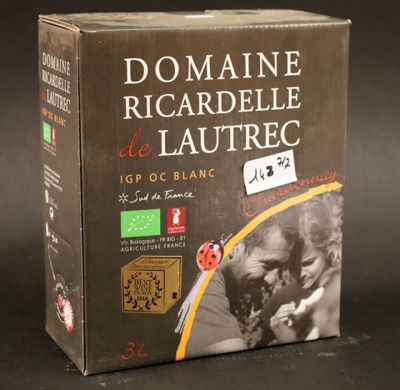 une boîte sur laquelle figurent l'image d'un homme et d'une coccinelle