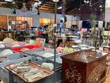 une grande pièce remplie d'œuvres d'art et de meubles