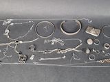 beaucoup d'objets en argent qui se trouvent sur la table