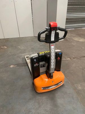 une photo d'un chariot élévateur stationné dans un entrepôt