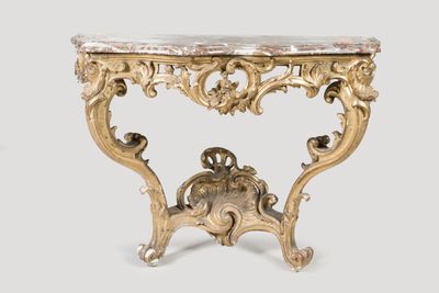 une console ancienne dotée d'un plateau en marbre et de sculptures ouvragées