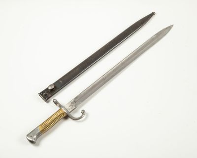 une image représentant un couteau et une épée sur un fond blanc