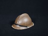 un petit chapeau marron posé sur une surface noire