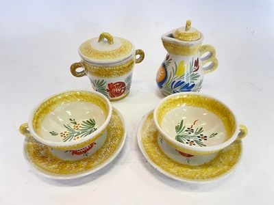 un service à thé composé de trois pièces en porcelaine jaune et blanche, posé sur un fond blanc