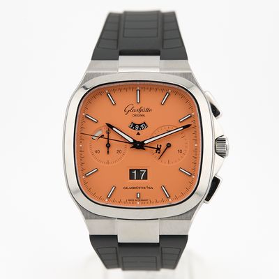 gros plan d'une montre sur une surface blanche