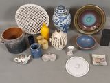 un grand nombre d'objets posés sur une table