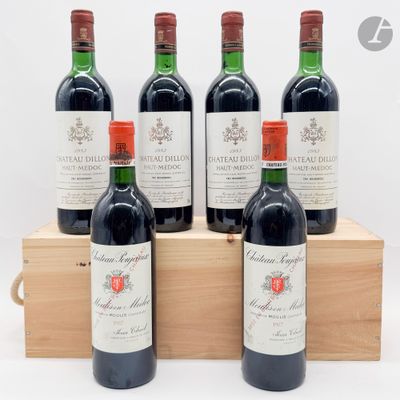 six bouteilles de vin rouge dans une caisse en bois sur fond blanc