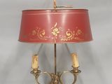 une lampe surmontée d'un abat-jour rouge