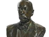 statue représentant le buste d'un homme vêtu d'un costume et d'un nœud papillon