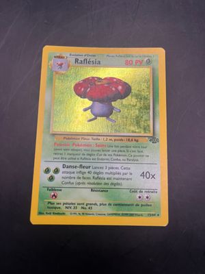 gros plan d'une carte pokemon sur une table