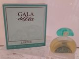 un flacon de parfum posé sur un comptoir à côté d'une boîte