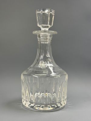 une bouteille en verre transparent munie d'un bouchon