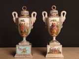 deux vases posés sur une table