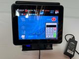 une tablette connectée à un chargeur
