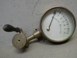 un gros plan d'un manomètre fixé au mur