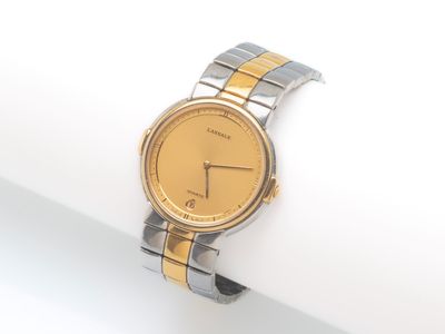une montre en or posée sur une serviette blanche