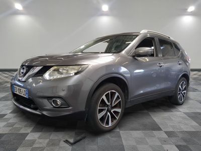 le suv argenté de nissan est garé sur un carrelage à carreaux