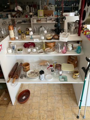 une étagère remplie de vaisselle et d'autres objets dans une cuisine