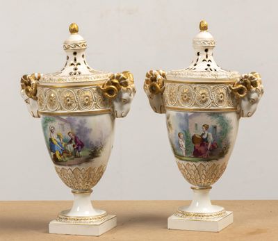paire de vases anciens en porcelaine ornés de scènes peintes