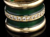 gros plan d'une bague avec des diamants sur une surface noire