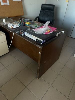 un bureau avec une chaise et un tableau d'affichage dans un coin