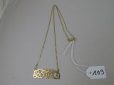 deux colliers en or avec une plaque gravée, montés sur une chaîne en or