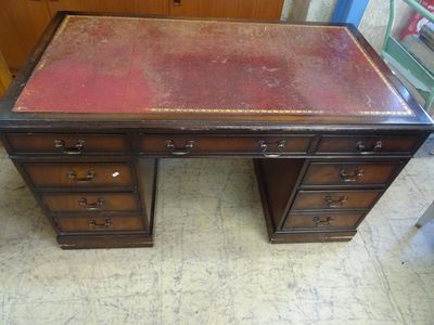 Un bureau gainé cuir