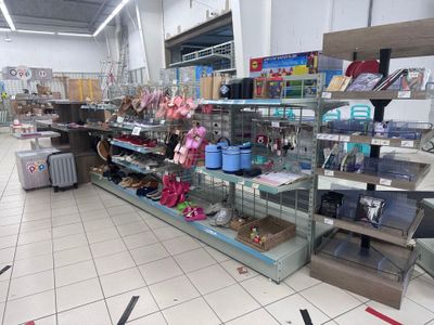 de nombreux articles à vendre sur les étagères du magasin